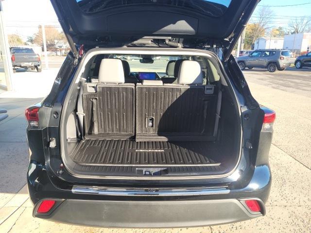 used 2023 Toyota Highlander car, priced at $37,900