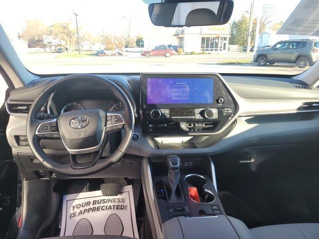 used 2023 Toyota Highlander car, priced at $37,900