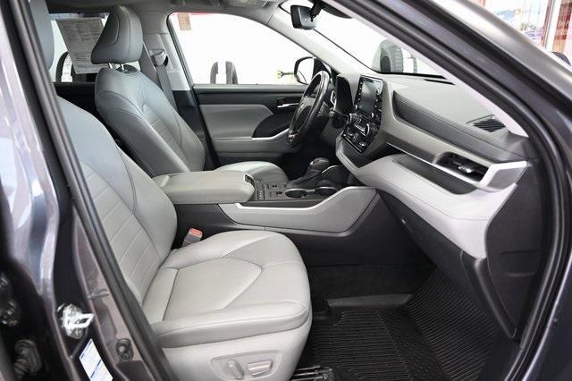 used 2021 Toyota Highlander car, priced at $33,900