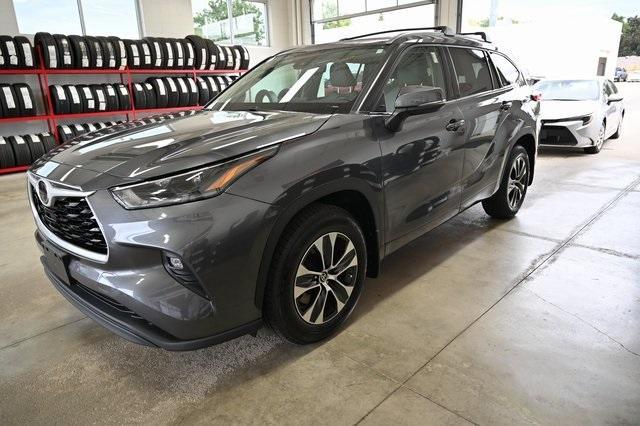 used 2021 Toyota Highlander car, priced at $33,900