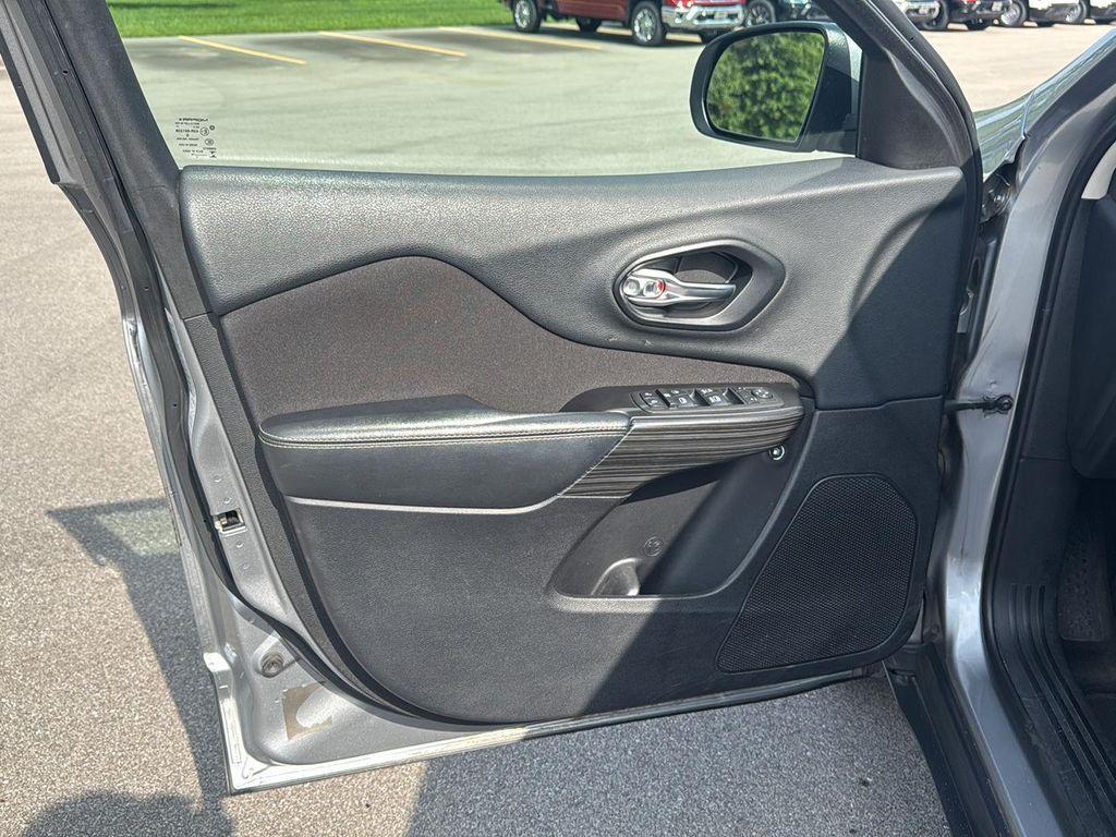 used 2014 Jeep Cherokee car, priced at $8,495
