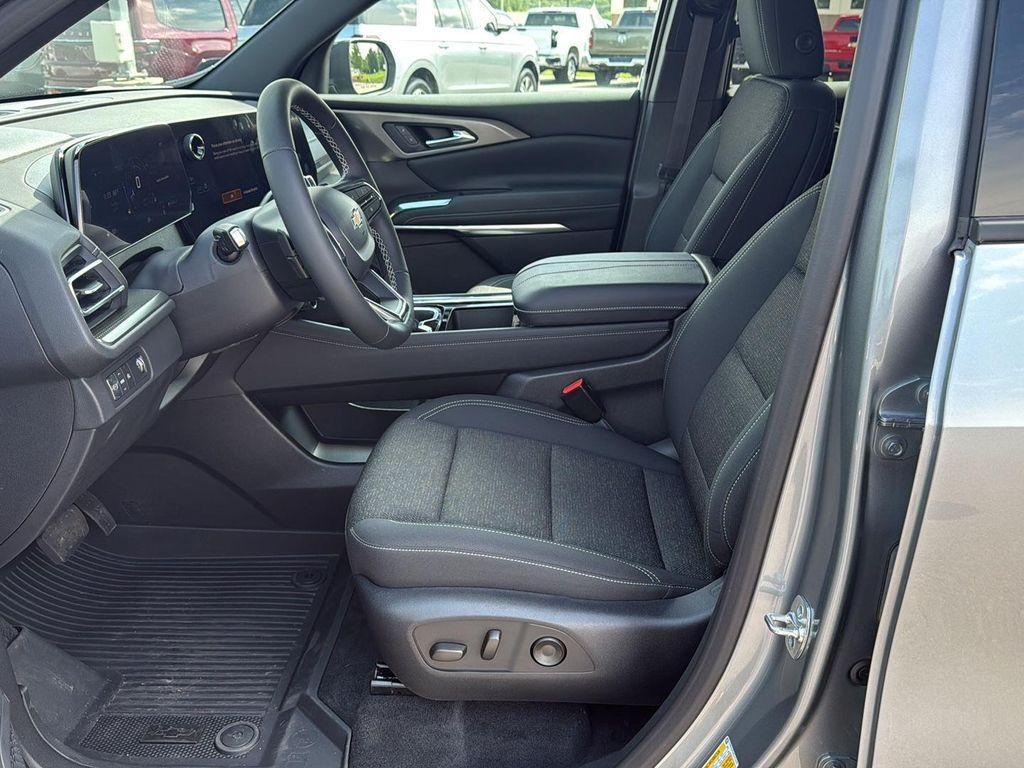 new 2025 Chevrolet Traverse car, priced at $42,644