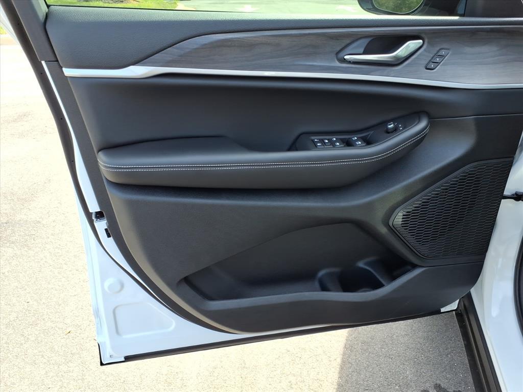 new 2025 Jeep Grand Cherokee car, priced at $43,385