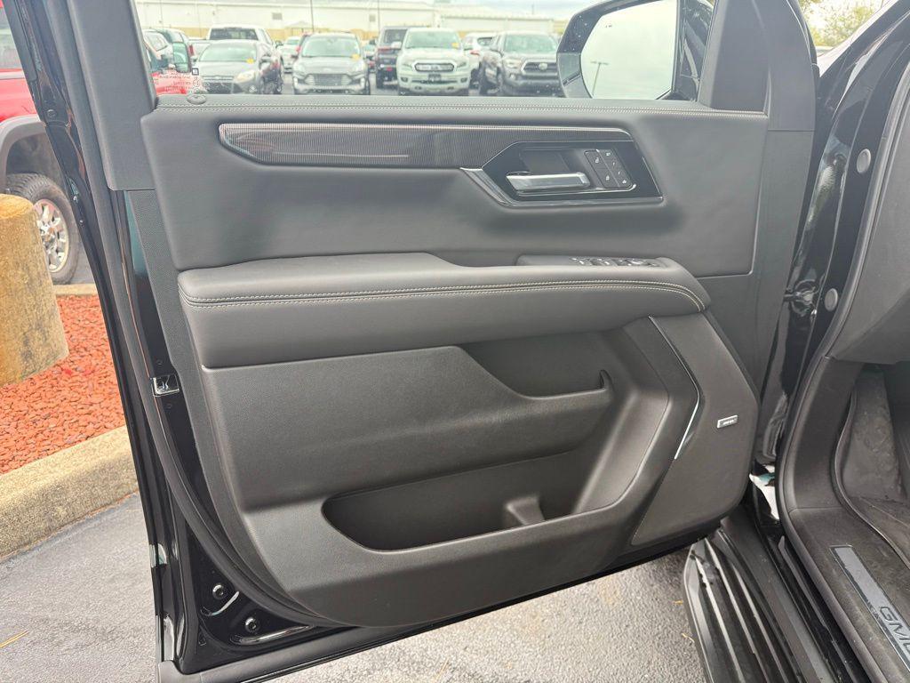 new 2025 GMC Yukon XL car, priced at $73,729