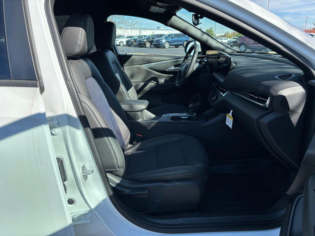 new 2025 Buick Envista car, priced at $24,380