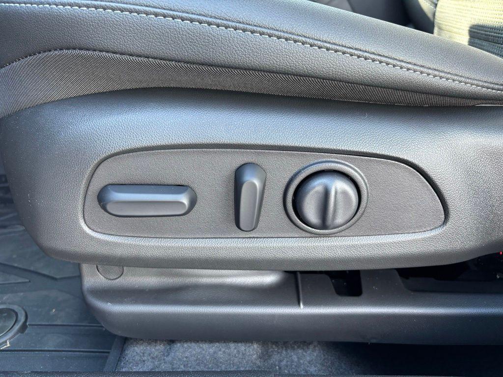 new 2025 Buick Envista car, priced at $24,380