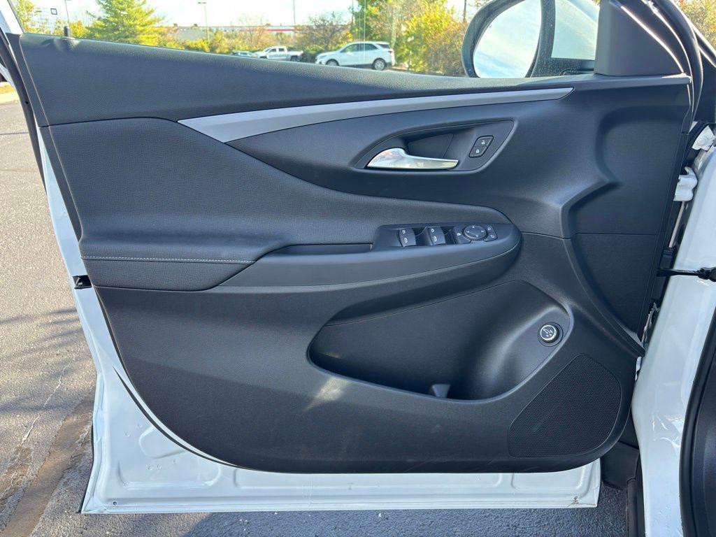 new 2025 Buick Envista car, priced at $24,380