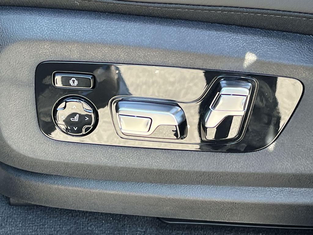 new 2026 BMW X7 car, priced at $98,580