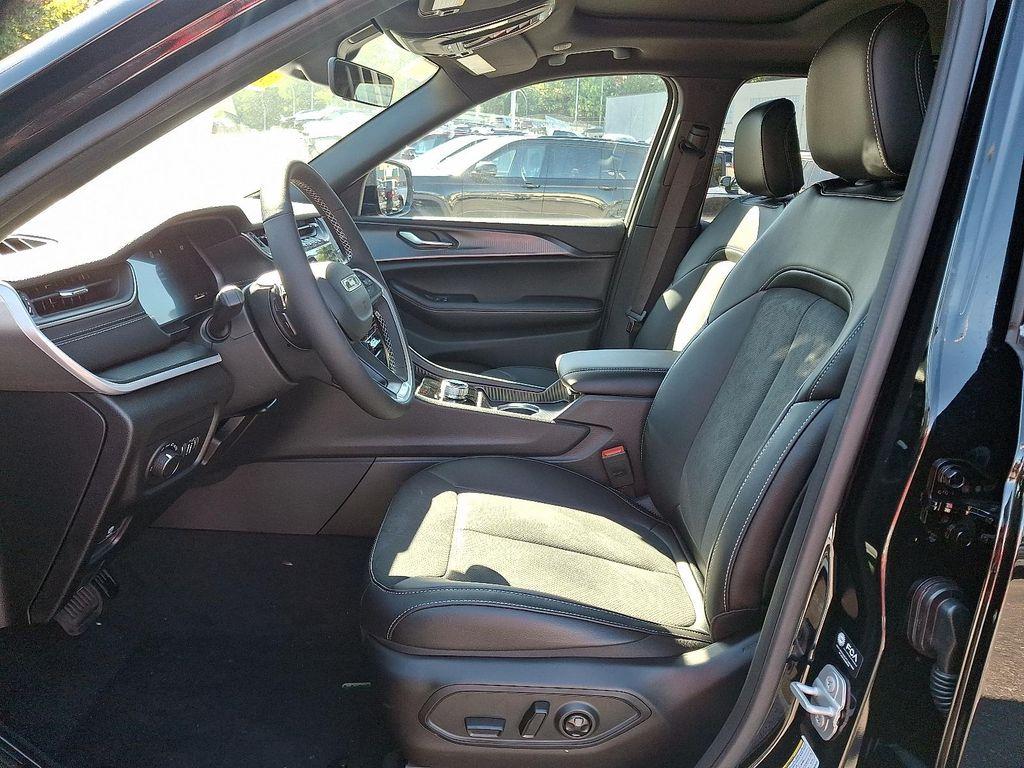 new 2025 Jeep Grand Cherokee car, priced at $48,375