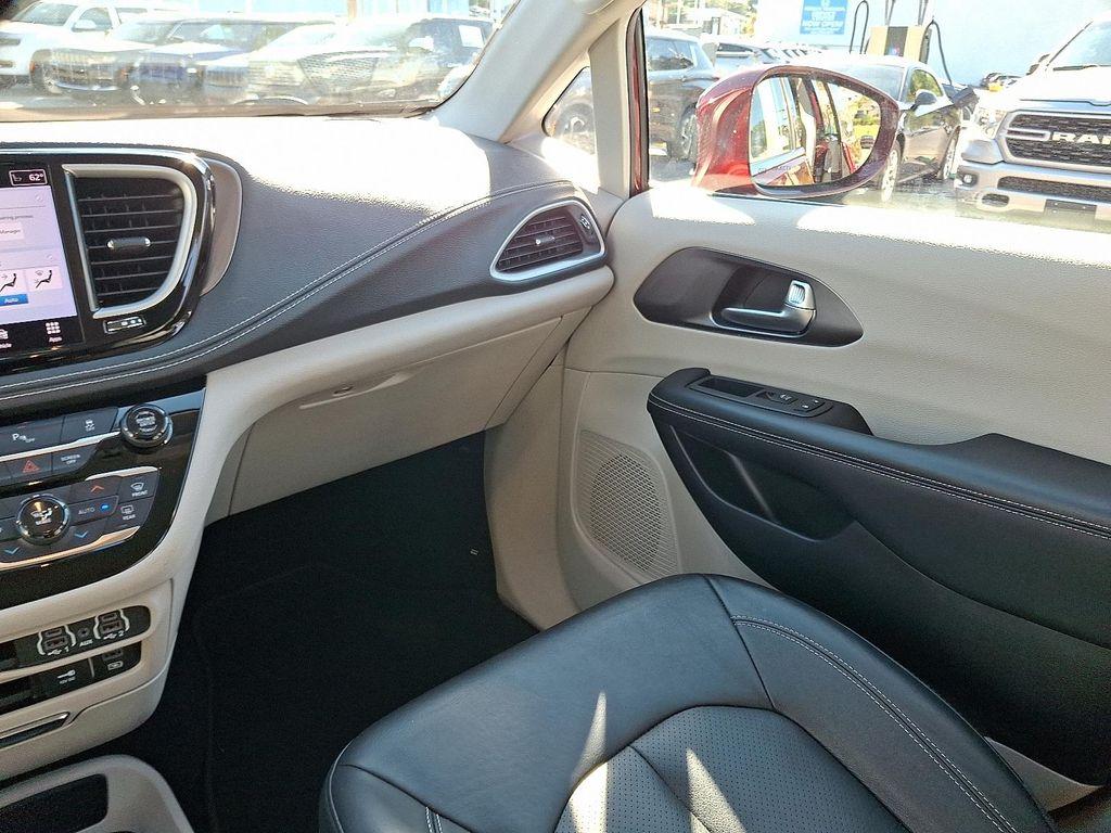 used 2022 Chrysler Pacifica Hybrid car, priced at $31,113