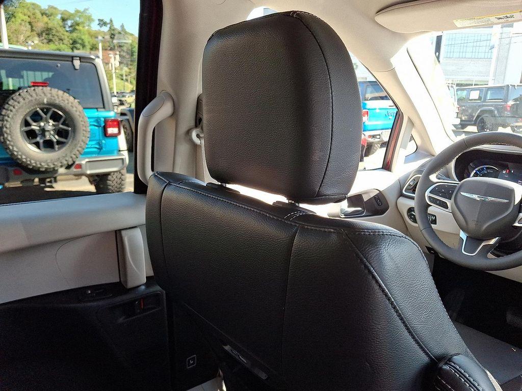 used 2022 Chrysler Pacifica Hybrid car, priced at $31,113