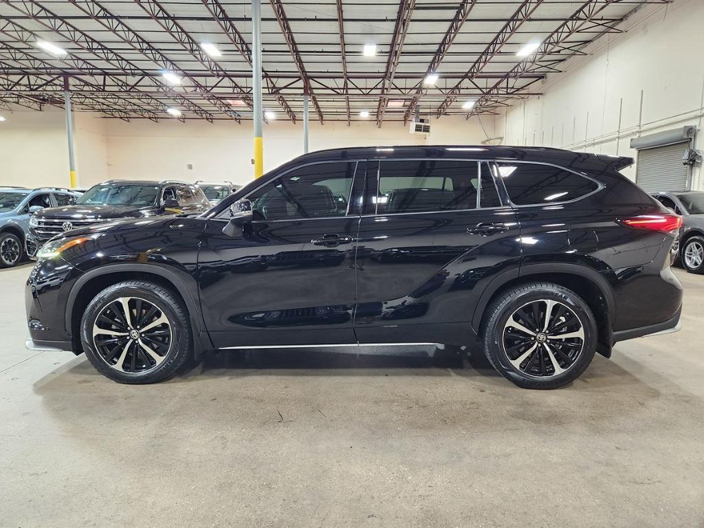 used 2022 Toyota Highlander car, priced at $36,052