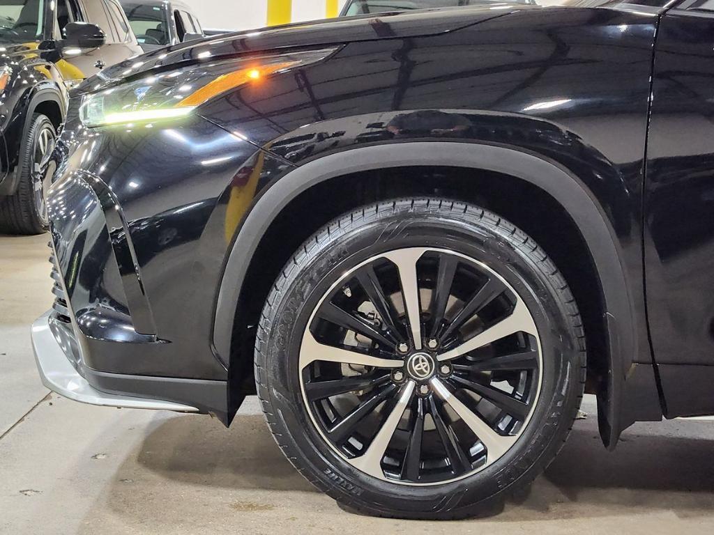 used 2022 Toyota Highlander car, priced at $36,052