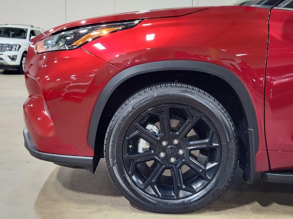 used 2022 Toyota Highlander car, priced at $33,052
