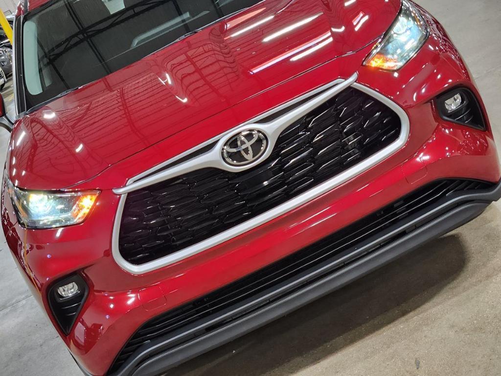 used 2022 Toyota Highlander car, priced at $33,052