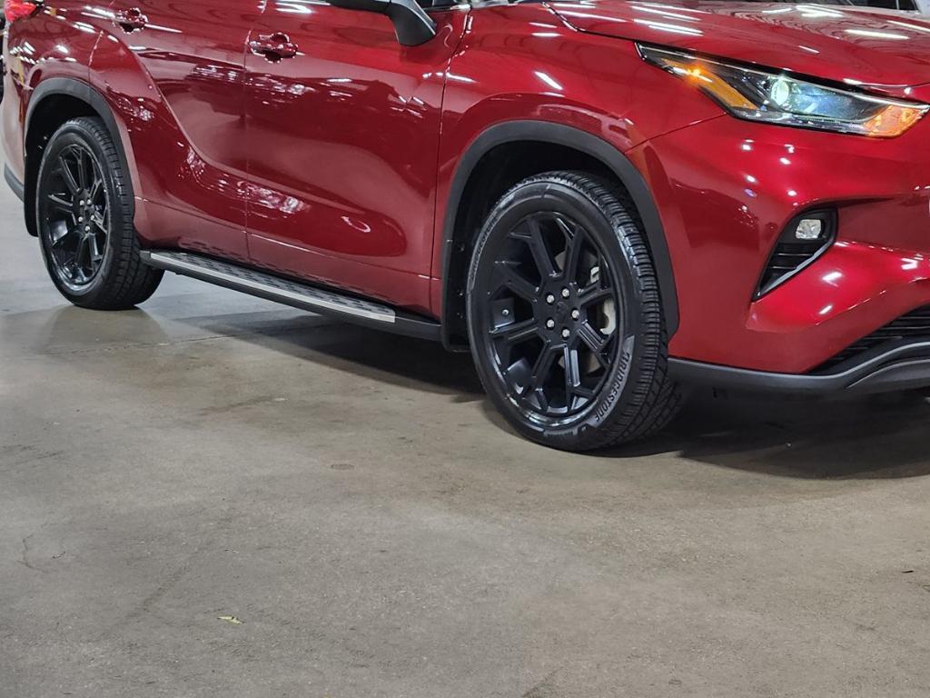 used 2022 Toyota Highlander car, priced at $33,052