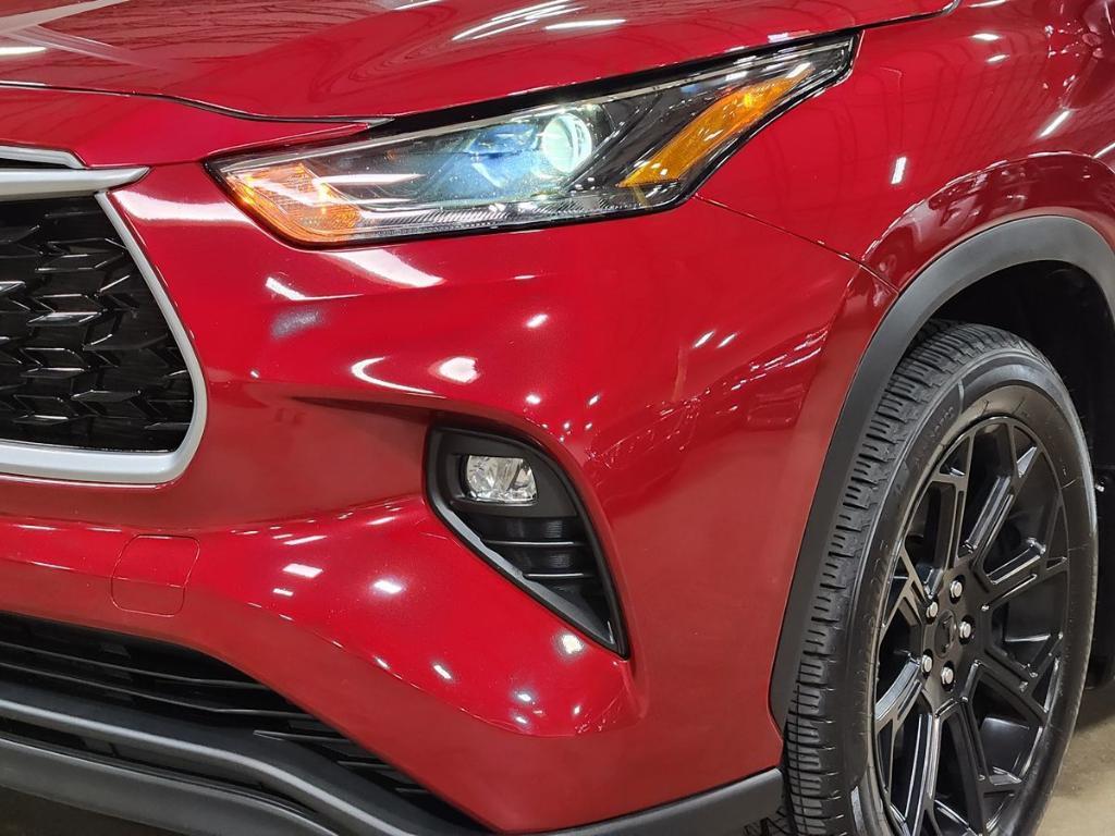used 2022 Toyota Highlander car, priced at $33,052