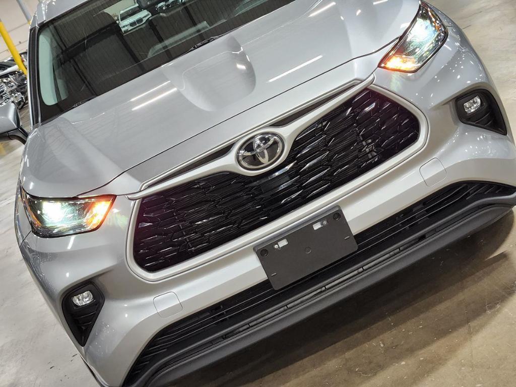 used 2022 Toyota Highlander car, priced at $40,890