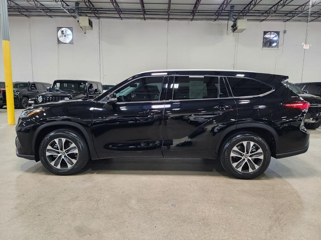used 2022 Toyota Highlander car, priced at $38,162