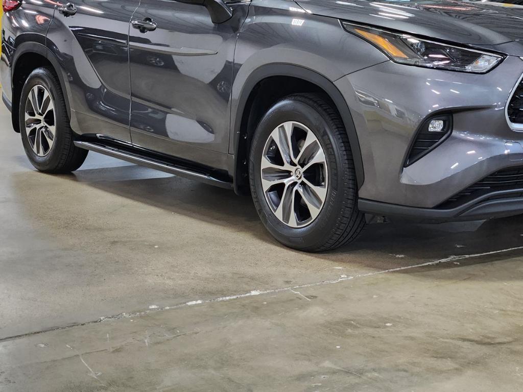 used 2022 Toyota Highlander car, priced at $38,512
