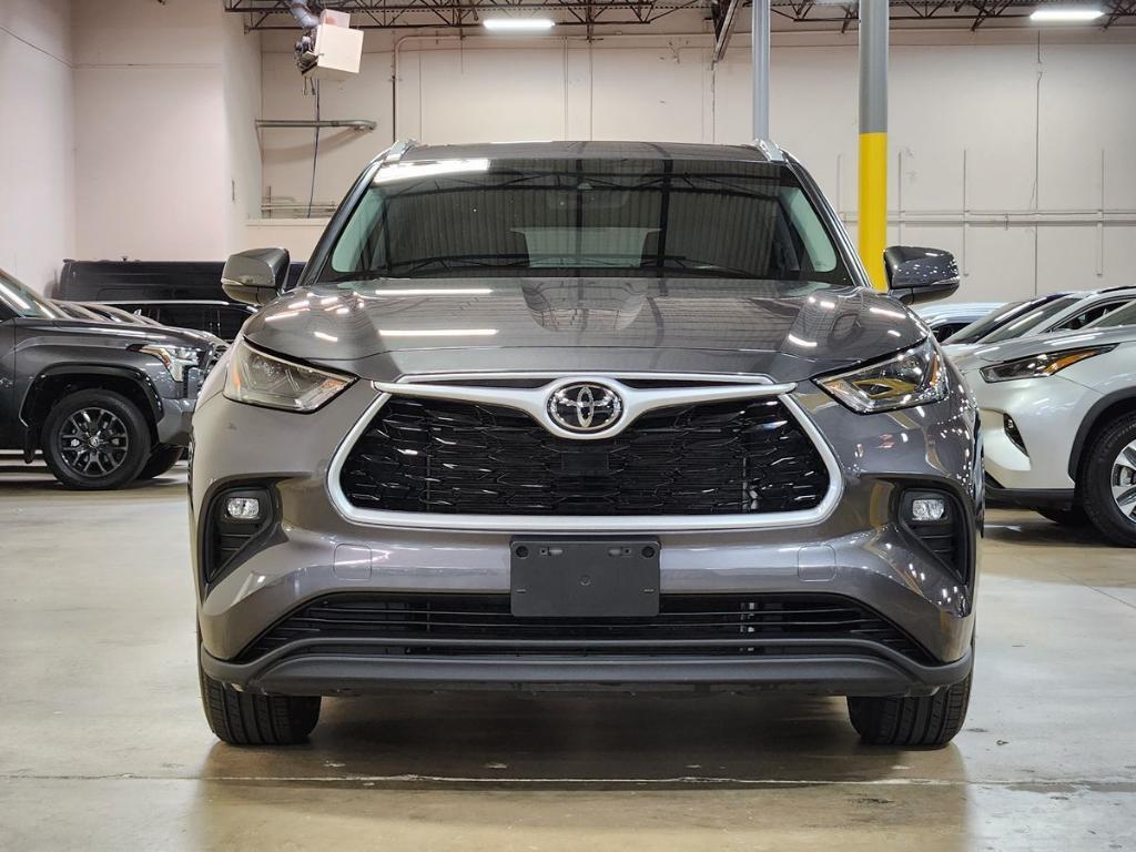 used 2022 Toyota Highlander car, priced at $38,512
