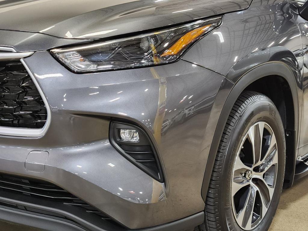 used 2022 Toyota Highlander car, priced at $38,512
