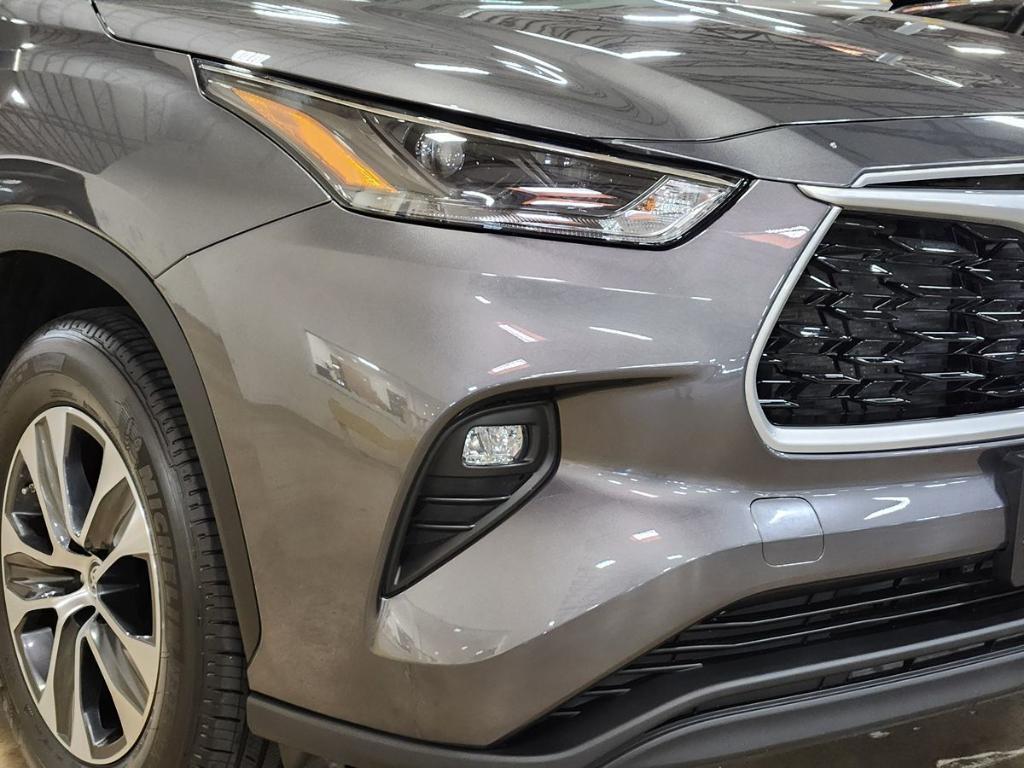 used 2022 Toyota Highlander car, priced at $38,512