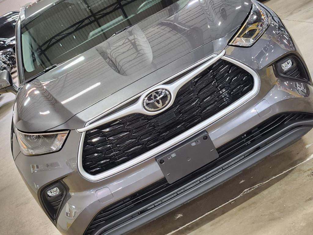 used 2022 Toyota Highlander car, priced at $38,512