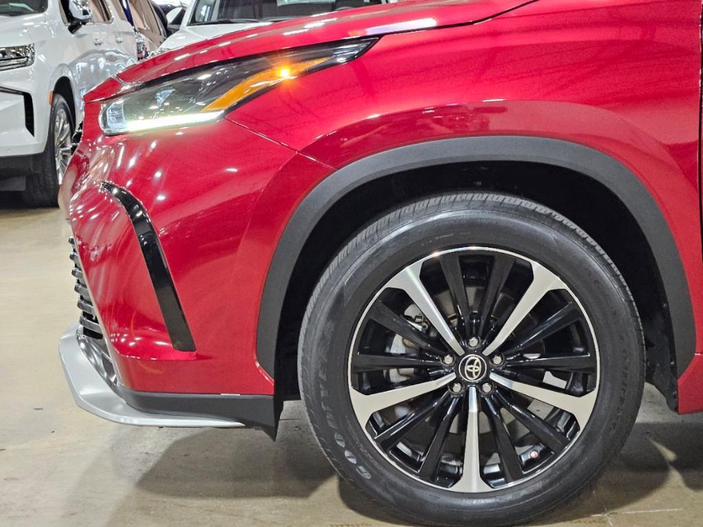 used 2021 Toyota Highlander car, priced at $36,710