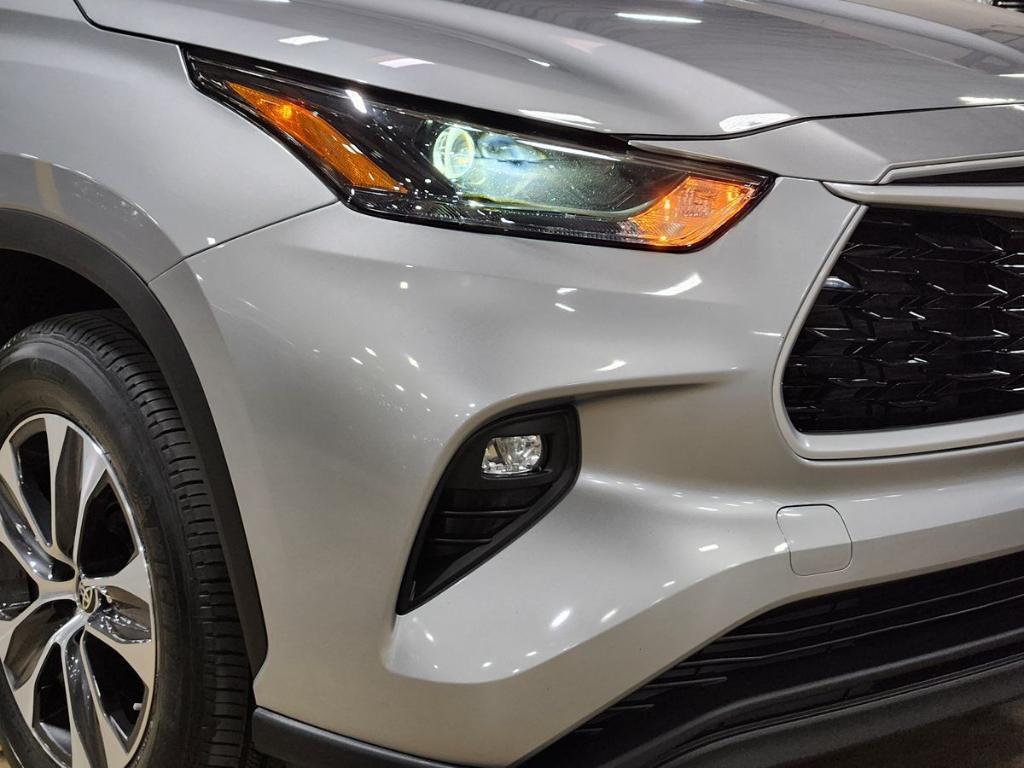 used 2022 Toyota Highlander car, priced at $37,556