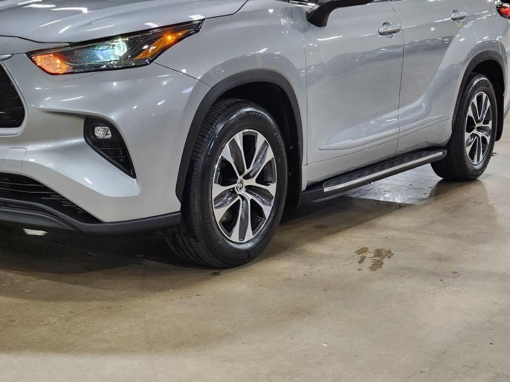 used 2022 Toyota Highlander car, priced at $37,556