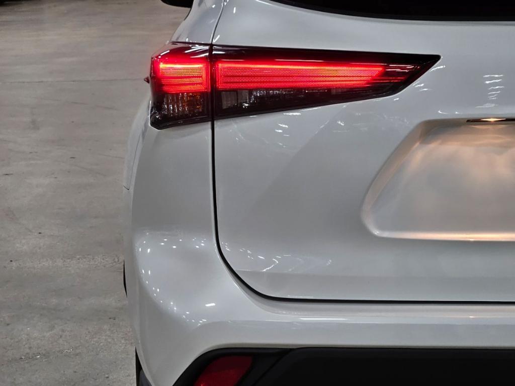 used 2022 Toyota Highlander car, priced at $33,352