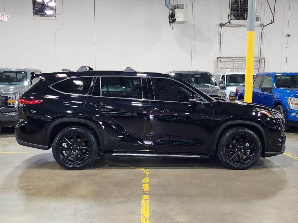 used 2022 Toyota Highlander car, priced at $33,721