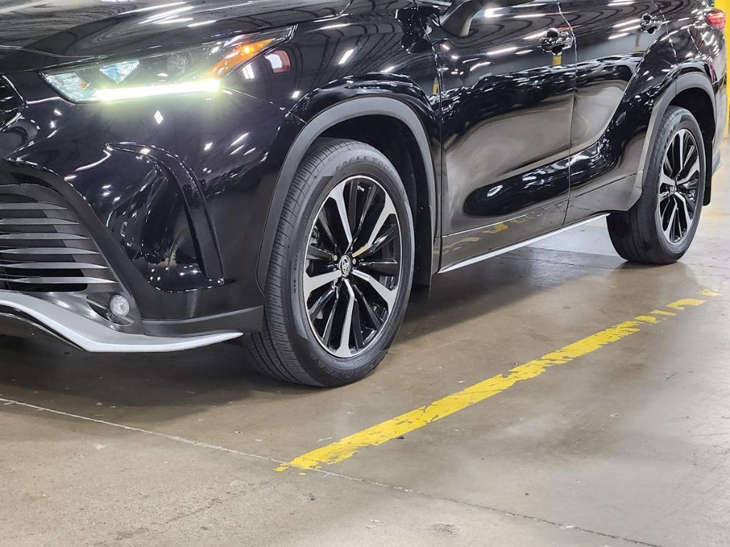used 2022 Toyota Highlander car, priced at $42,159