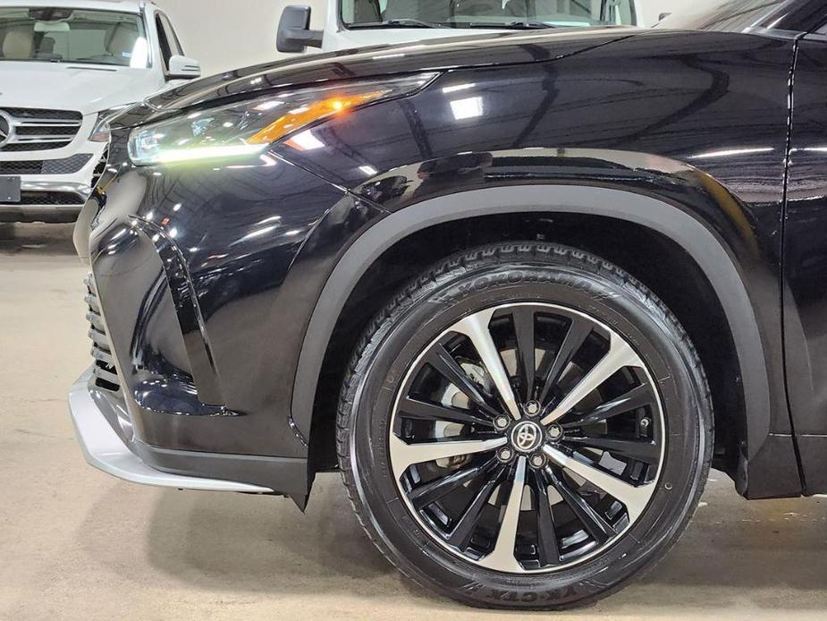 used 2021 Toyota Highlander car, priced at $33,407