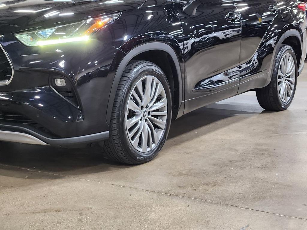 used 2022 Toyota Highlander car, priced at $38,662