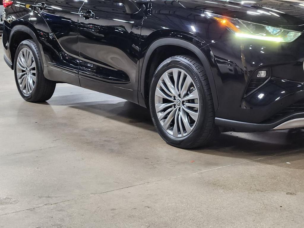 used 2022 Toyota Highlander car, priced at $38,662