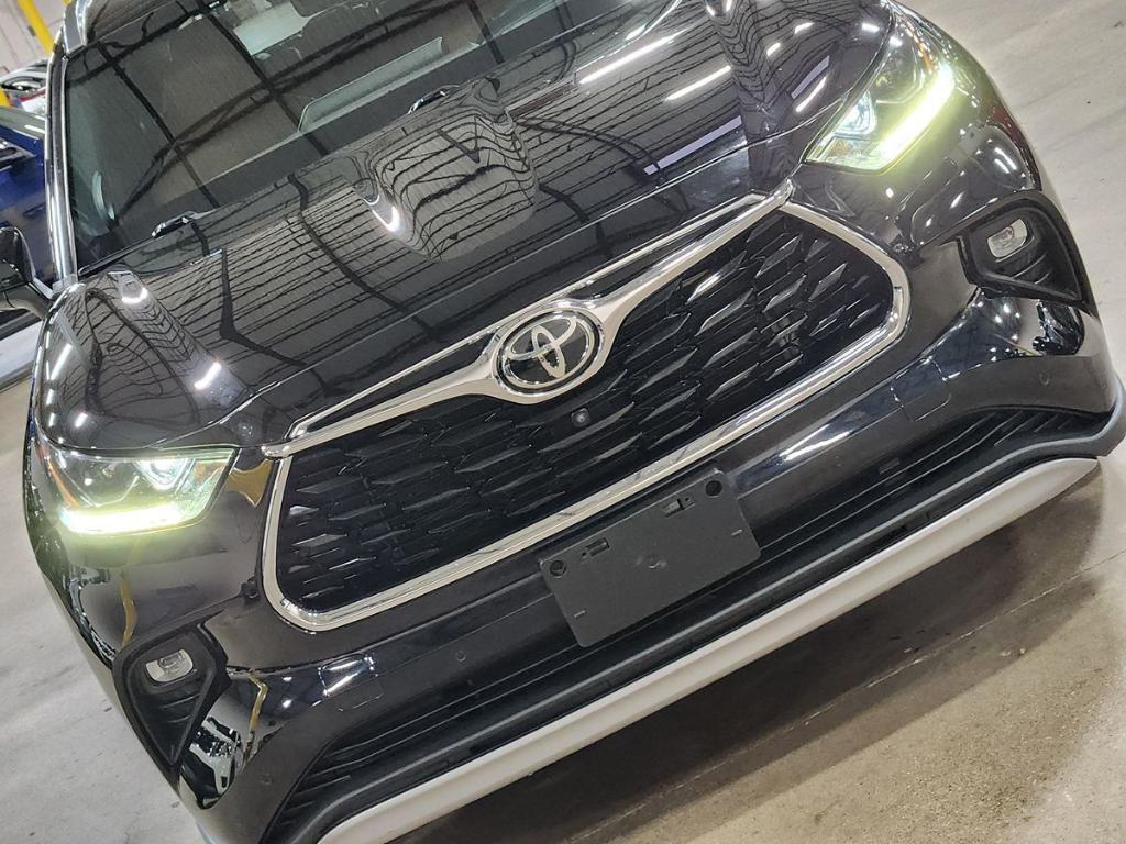 used 2022 Toyota Highlander car, priced at $38,662