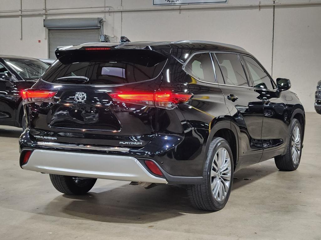used 2022 Toyota Highlander car, priced at $38,662