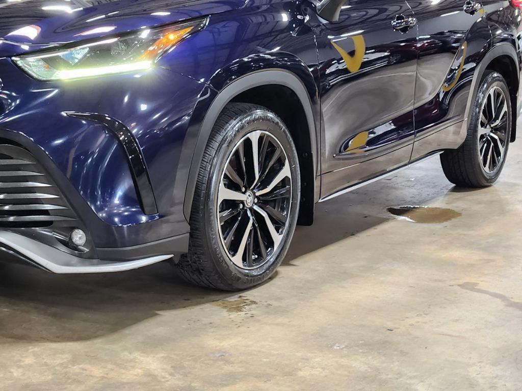 used 2022 Toyota Highlander car, priced at $39,552