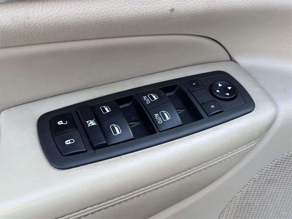 used 2014 Jeep Grand Cherokee car, priced at $11,179