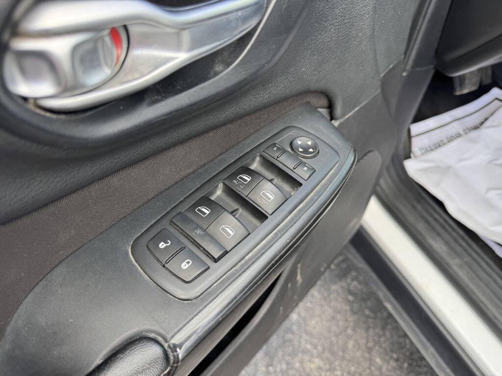 used 2015 Jeep Cherokee car, priced at $5,995