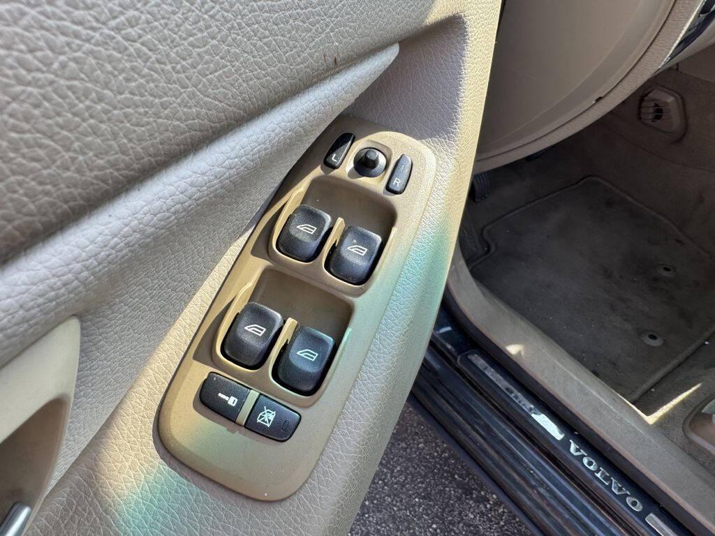 used 2011 Volvo XC90 car, priced at $3,500