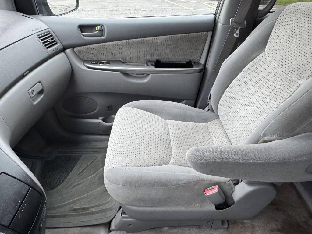 used 2007 Toyota Sienna car, priced at $3,500