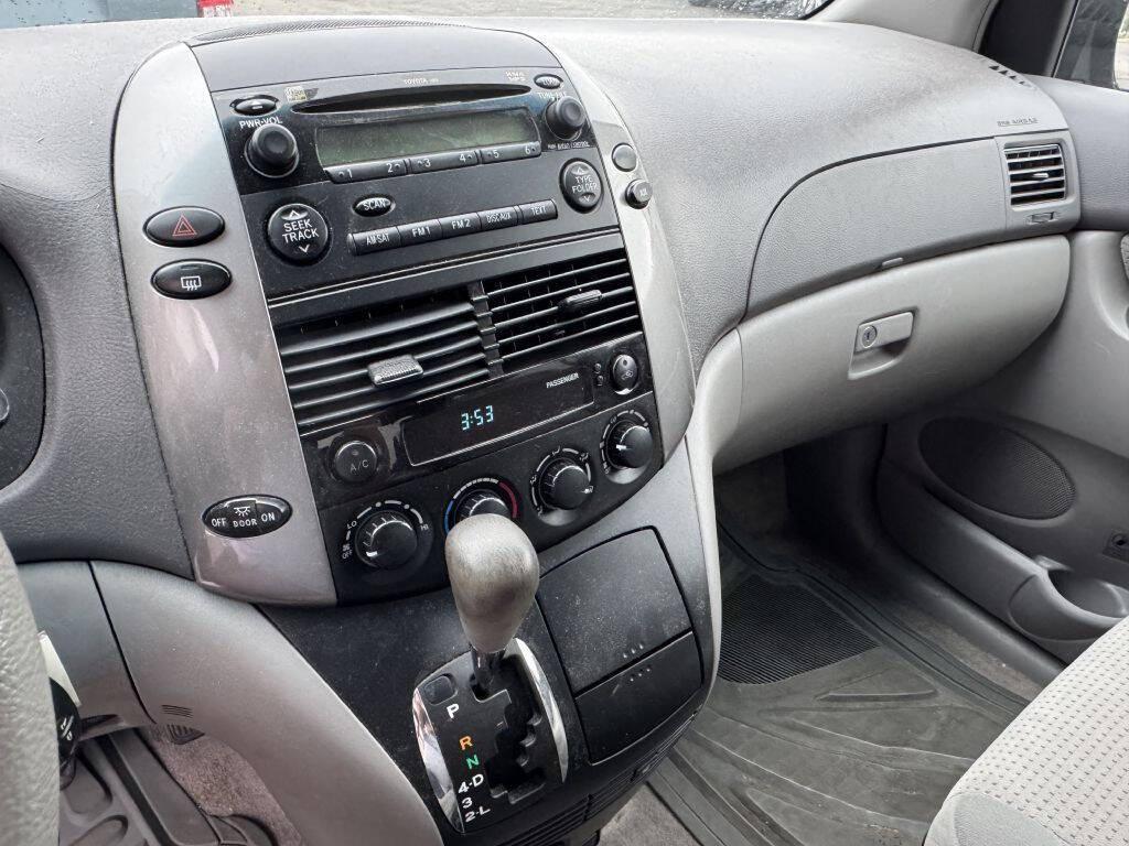 used 2007 Toyota Sienna car, priced at $3,500