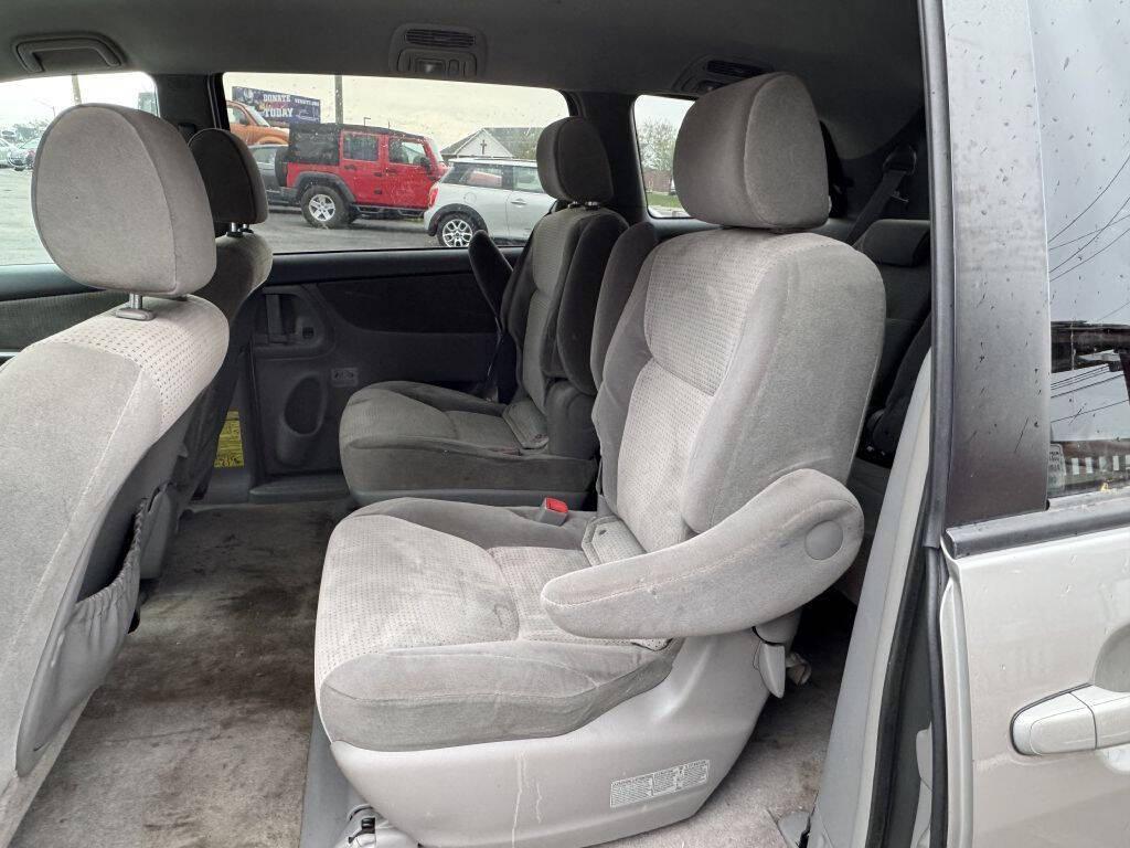 used 2007 Toyota Sienna car, priced at $3,500