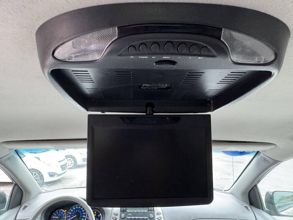 used 2007 Toyota Sienna car, priced at $3,500