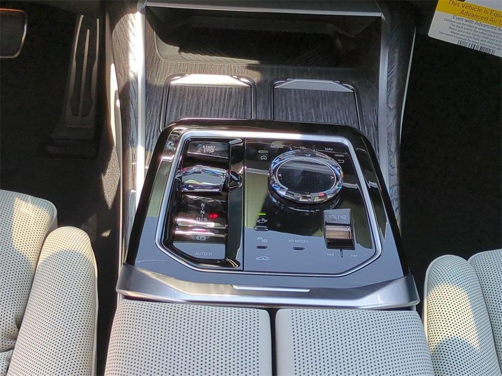 new 2025 BMW 760 car, priced at $132,825