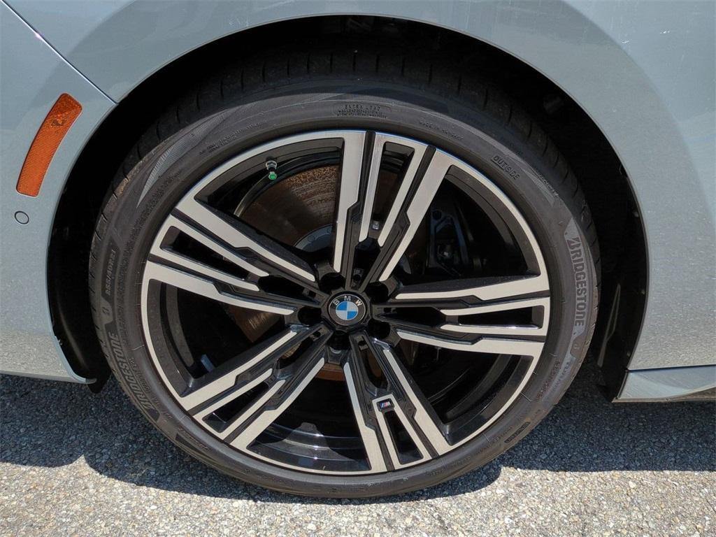 new 2025 BMW 760 car, priced at $132,825