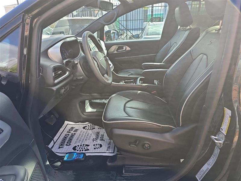 used 2025 Chrysler Pacifica car, priced at $31,999